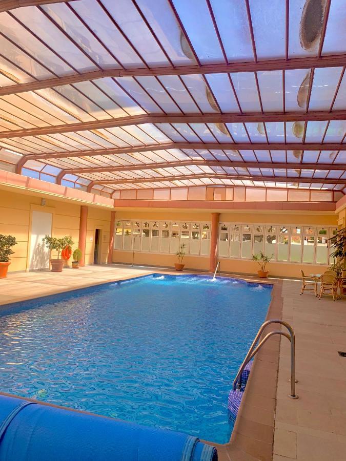 ÁTICO DELUXE entre CENTRO y PLAYA Salinas con TERRAZA, WIFI, PISCINA climatizada, GYM, SAUNA y GARAJE -Smart TV Roquetas de Mar Exterior foto