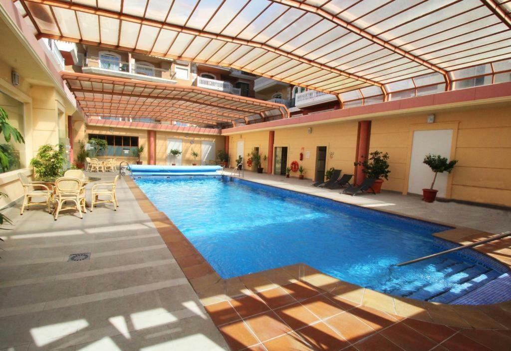 ÁTICO DELUXE entre CENTRO y PLAYA Salinas con TERRAZA, WIFI, PISCINA climatizada, GYM, SAUNA y GARAJE -Smart TV Roquetas de Mar Exterior foto