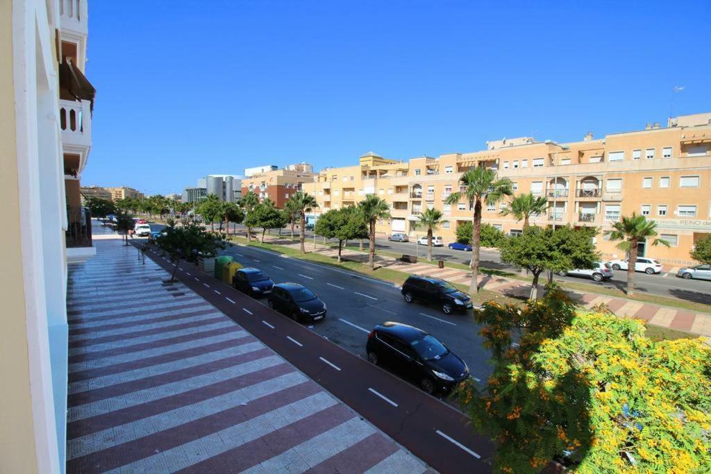 ÁTICO DELUXE entre CENTRO y PLAYA Salinas con TERRAZA, WIFI, PISCINA climatizada, GYM, SAUNA y GARAJE -Smart TV Roquetas de Mar Exterior foto